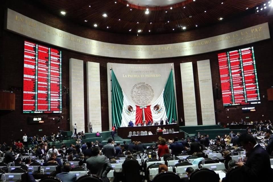 Los diputados avalaron reformas a la Ley del Seguro Social.