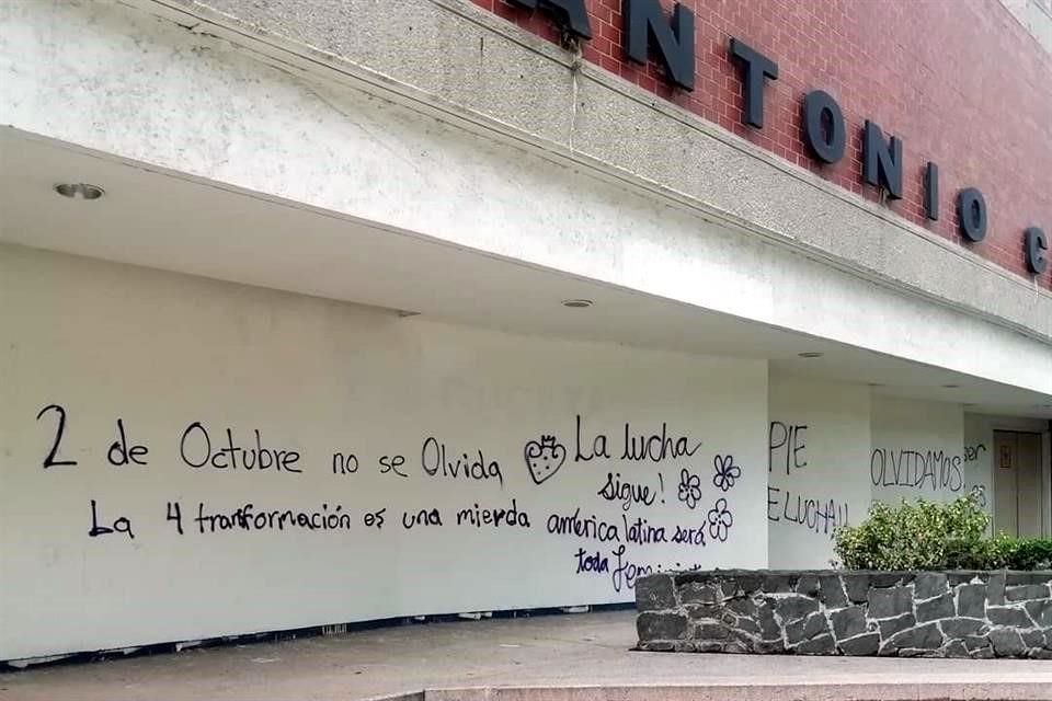 Algunas pintas en inmuebles de Ciudad Universitaria.