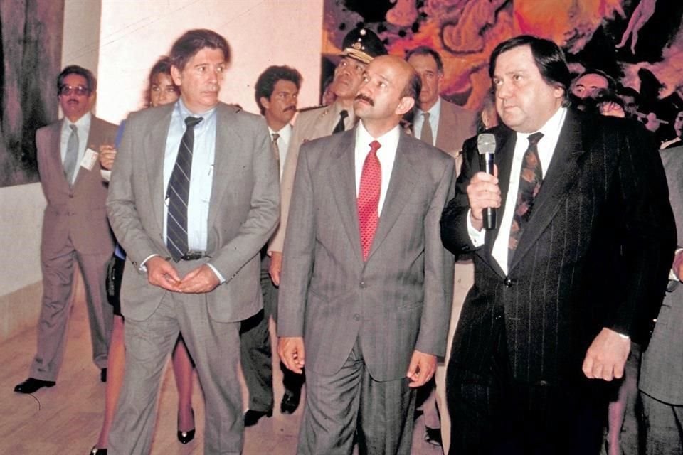 En 1991, como presidente del Consejo Directivo de Marco, Diego Sada (der.) muestra las instalaciones del recién inaugurado museo al Presidente Carlos Salinas y al Gobernador de NL, Jorge Treviño.
