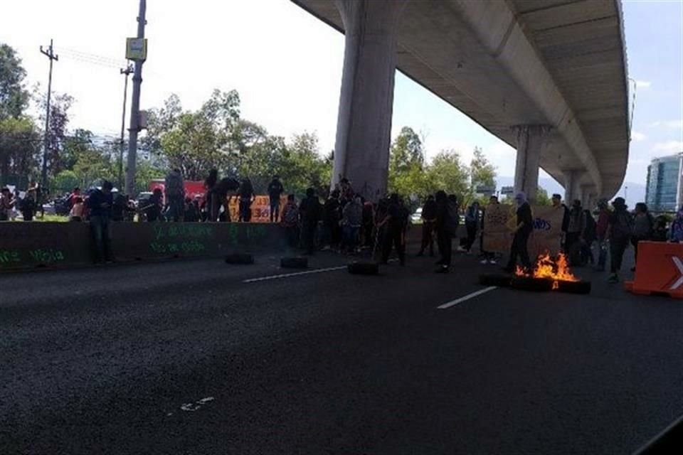 Un grupo de jóvenes prendió fuego a llantas y otros objetos en carriles centrales de Periférico Sur.