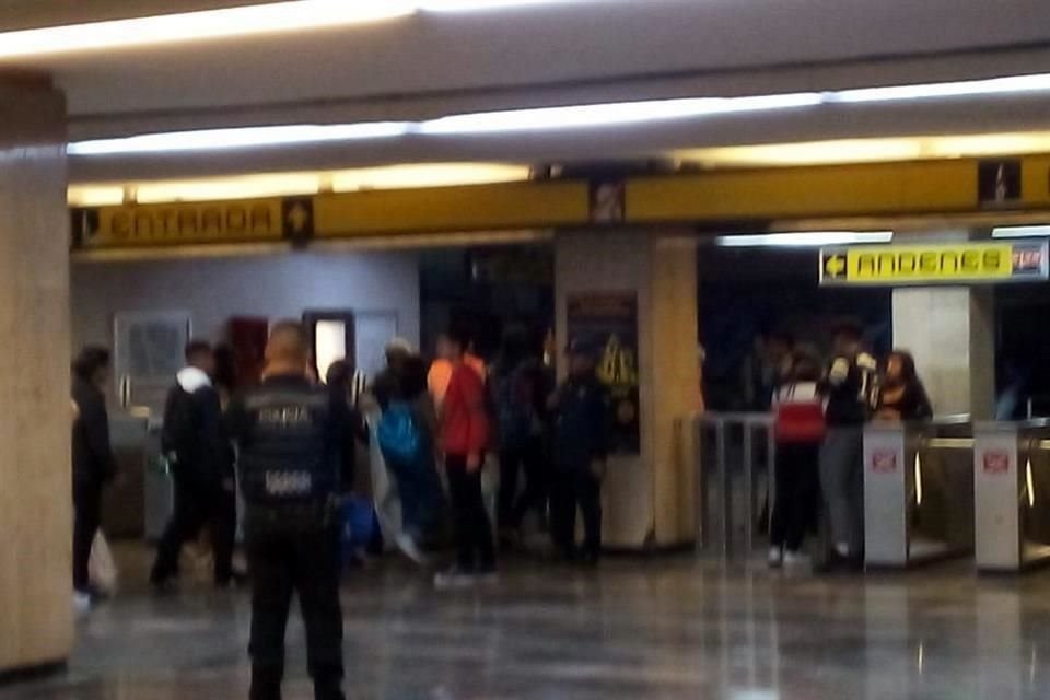 En el metro estación Politécnico se vio ingresar a 70 estudiantes del Colegio de Bachilleres algunos vestidos de negro, portando una bandera verde con blanco con insignias de anarquismo.