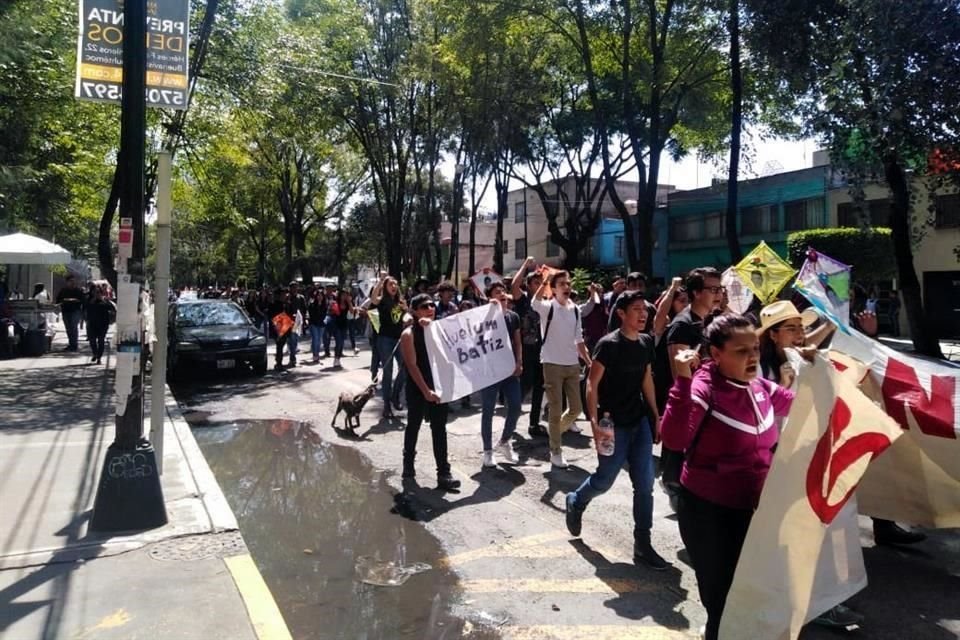 Estudiantes de diversas escuelas se trasladan a Plaza de las Tres Culturas, en Tlatelolco, para participar en marcha por 68 hacia Zócalo.