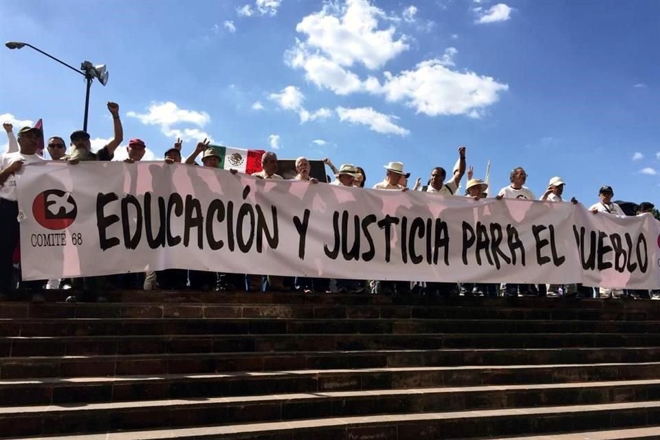 Personas portan playeras con la leyenda 'Cinturones de paz'.