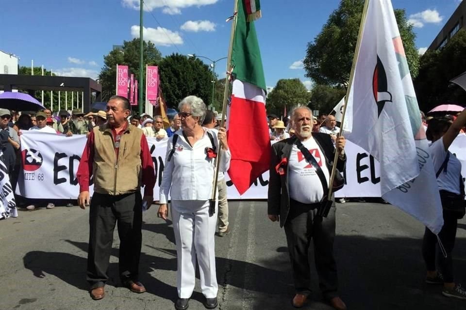 El contingente avanza sobre el Eje Central Lázaro Cárdenas, donde también se escuchan porras de instituciones como la UNAM, el IPN, la UAM y la UACM.