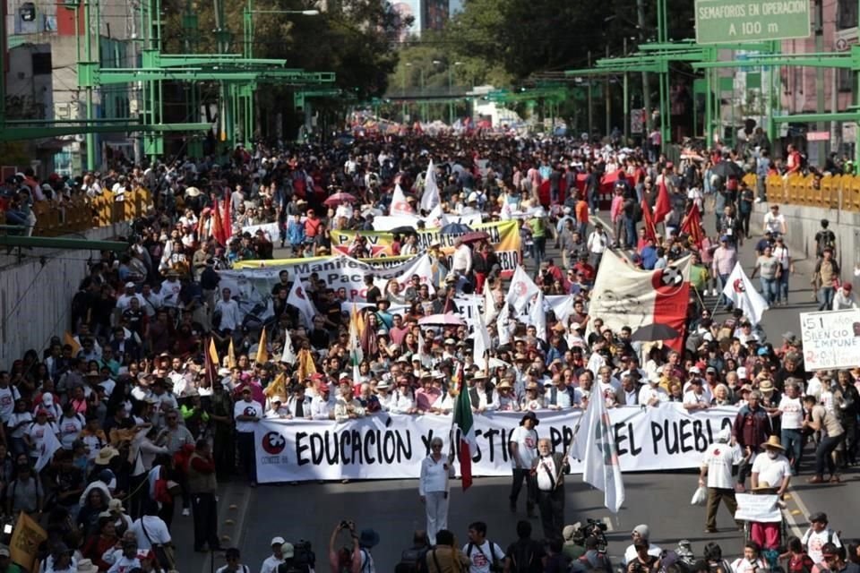 En la movilización participan estudiantes de diversas instituciones.