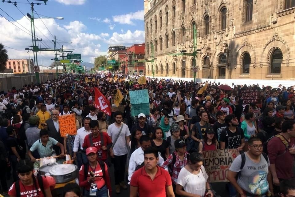 El contingente avanza sobre Eje Central.