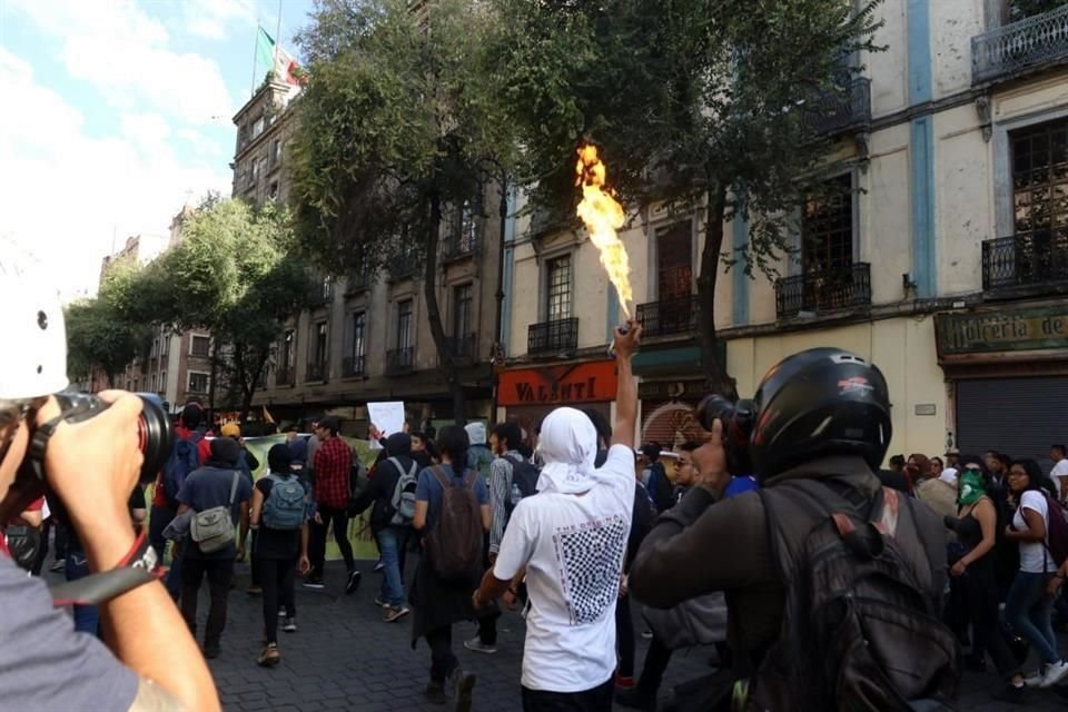 Los manifestantes prendieron fuego y lanzaron petardos.