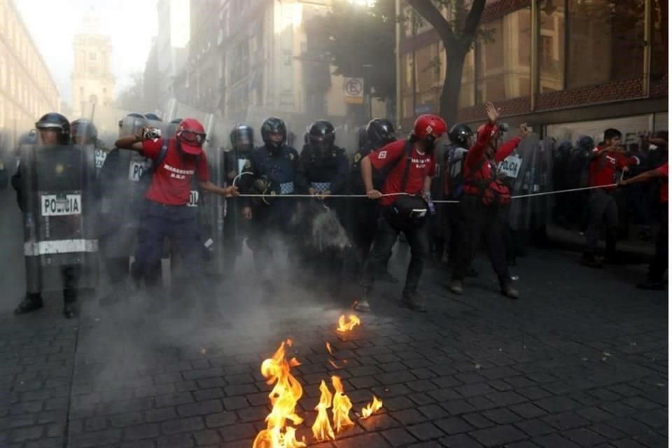 Policías rodearon a grupos de encapuchados en la Calle 5 de Mayo.