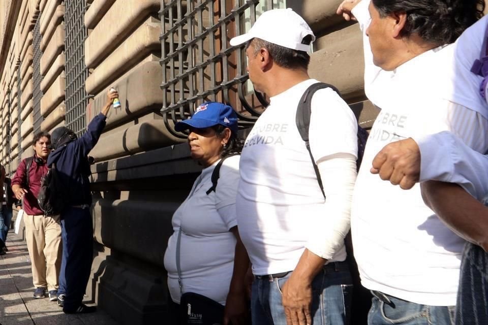 Ante las agresiones de encapuchados, voluntarios del 'cinturón de paz' rompieron la valla que pretendía evitar violencia en marcha por el 68.