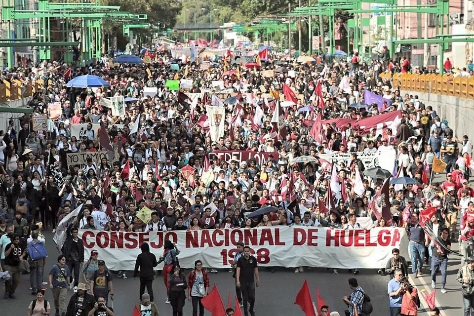 Estudiantes marcharon a 51 años de la masacre de Tlatelolco.