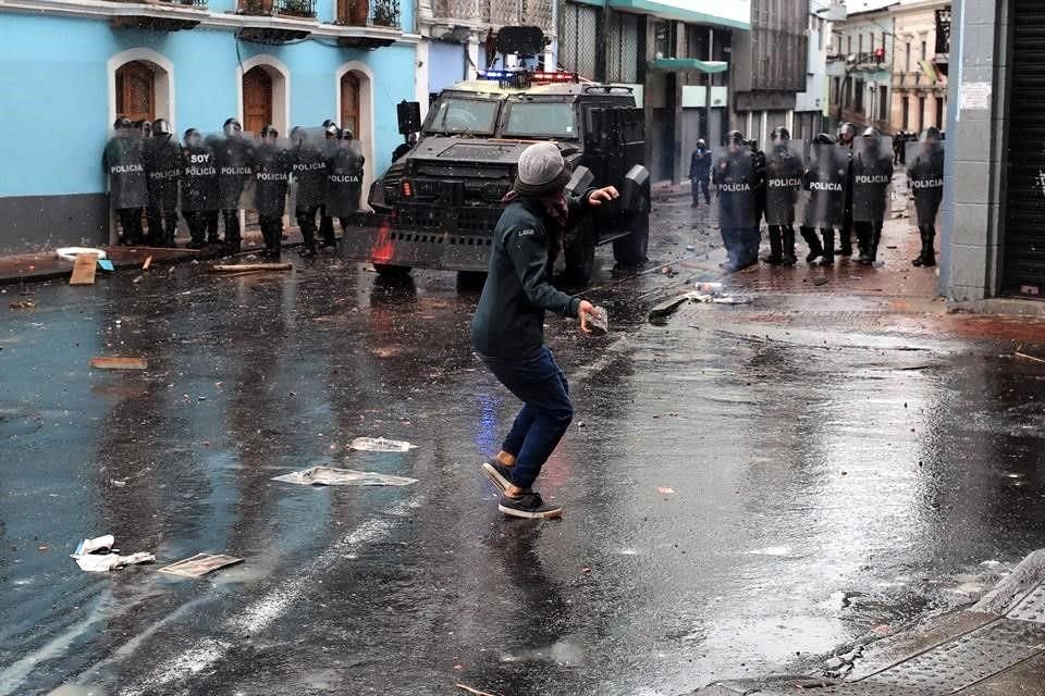 Manifestantes se enfrentaron con los agentes.