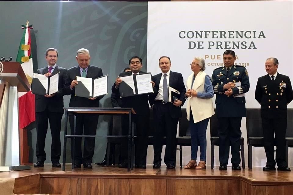 La firma del convenio se realizó junto con el Secretario de Educación, Esteban Moctezuma y el Gobernador de Puebla, Miguel Barbosa.