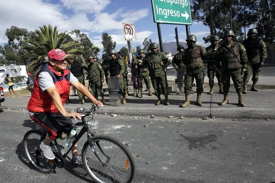 Autoridades de Ecuador y representantes de transportistas no lograron acuerdo, por lo que las protestas siguen hoy en ese país que ayer decretó estado de excepción.