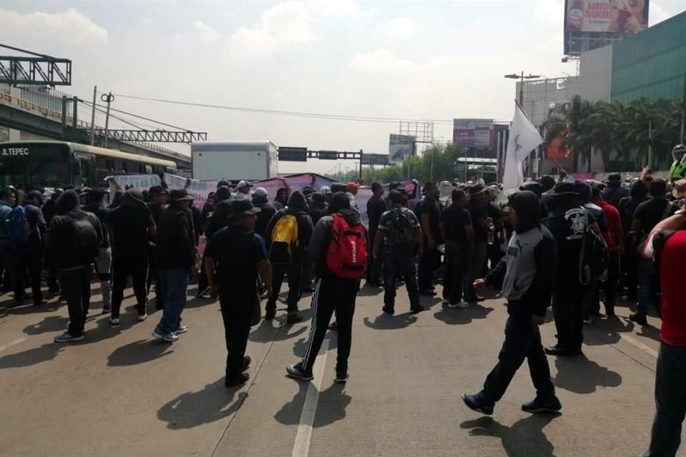 Más de 100 elementos federales que se oponen a su transferencia a la Guardia Nacional bloquea el Boulevard Puerto Aéreo.