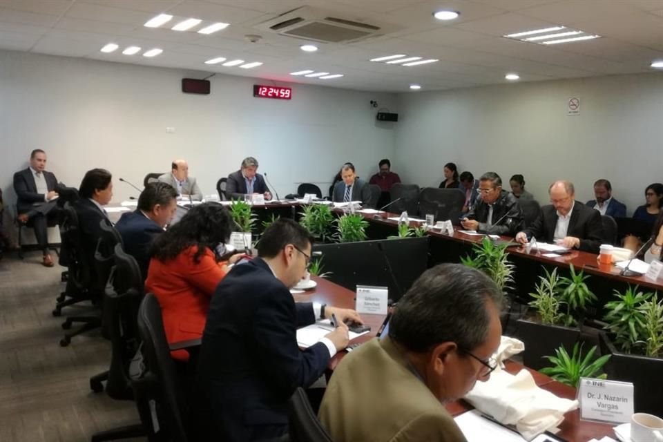 Primera reunión que realizó esta viernes el Instituto Nacional Electoral (INE) con los representantes de las once entidades con voto en el extranjero en 2021.