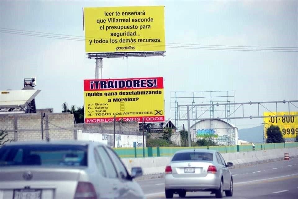 Los anuncios permanecieron unas horas en las estructuras y posteriormente fueron retirados por autoridades de la entidad. 