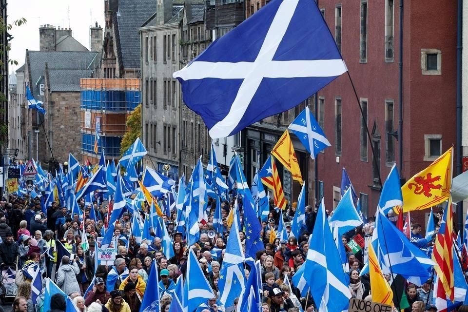 Miles de personas participan en una marcha que pide la independencia de Escocia en Edimburgo, Escocia, Reino Unido, este sábado.