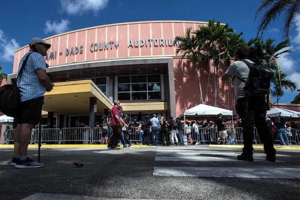 Admiradores acuden a despedir a José José en un velorio abierto al público en el Miami Dade County Auditorium.