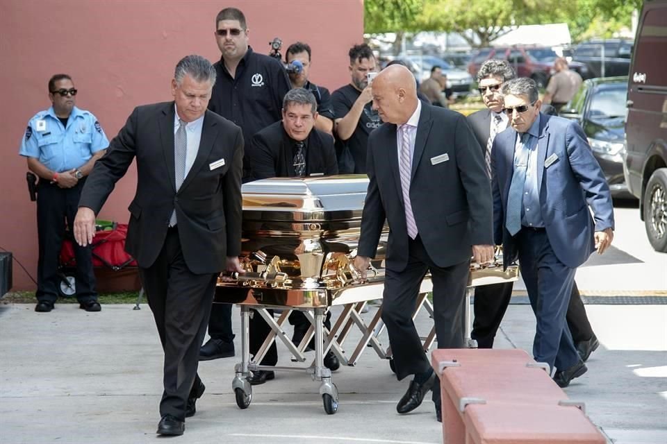 El féretro dorado del 'Príncipe de la Canción' fue trasladado al Miami Dade County Auditorium para que seguidores puedan despedirse del intérprete.