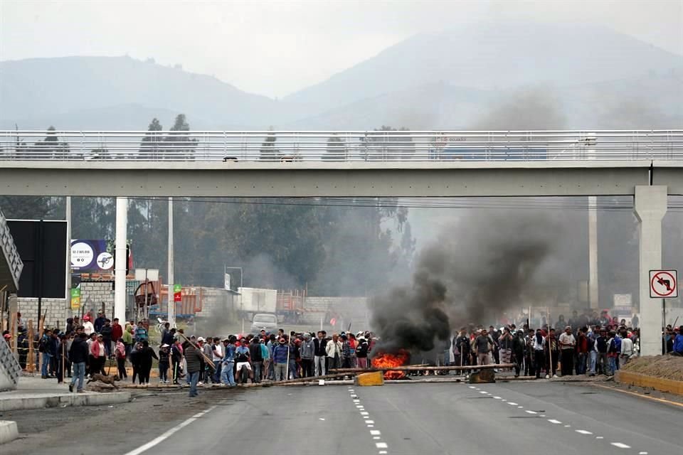 Manifestantes bloquearon una vía en Lasso.