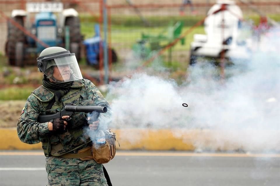 Policías dispararon gas lacrimógeno en medio de las manifestaciones.