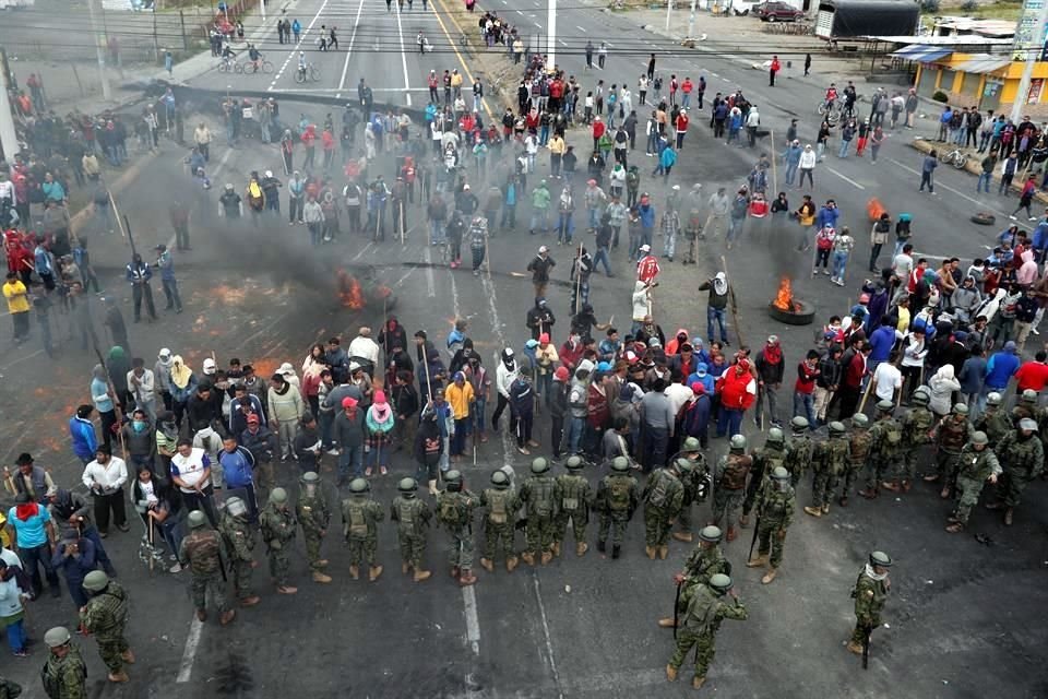 Soldados y manifestantes sobre una vía en Lasso.