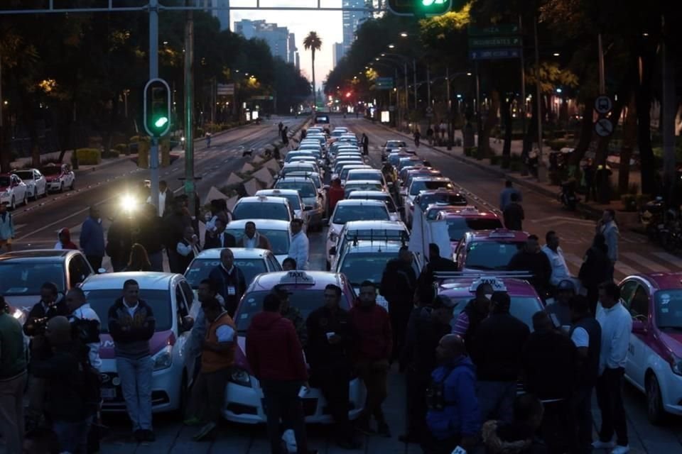 Los taxistas arribaron a Reforma desde alrededor de las 6 de la mañana.