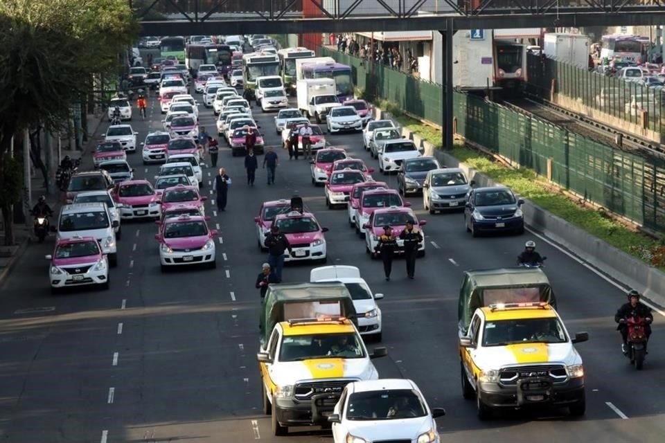 Pasadas las 9:00 horas, un contingente de taxistas avanza sobre Calzada de Tlalpan, con dirección al Ángel.