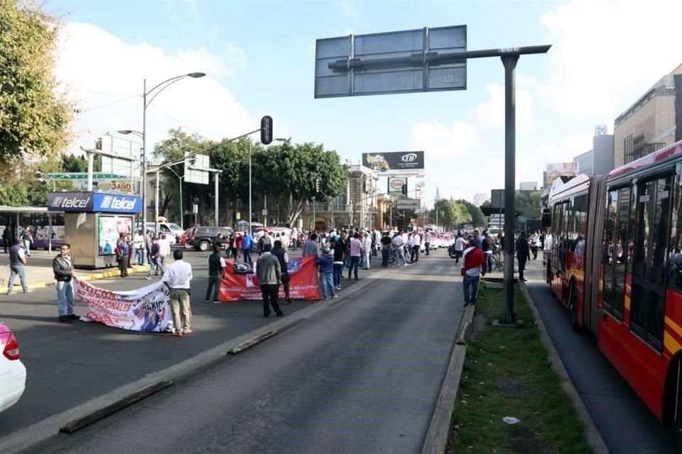 Mientras taxistas se concentran y realizan marchas al Ángel para protestar contra apps y operativos, usuarios reprochan por los cortes viales y el mal servicio que dan transportistas.