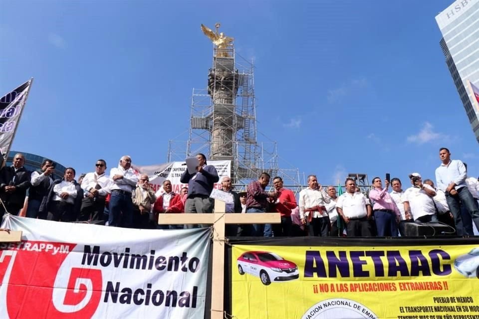 Para las 11:30 horas, el Movimiento Nacional Taxista hace mitin en el Ángel, bloqueando con sus unidades calles aledañas.