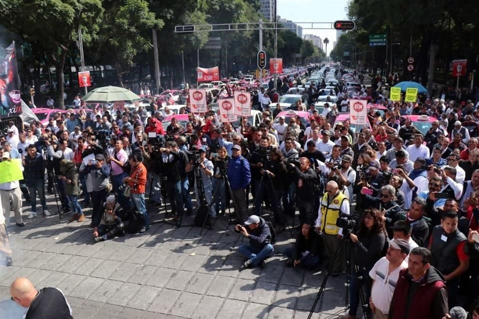 Al Ángel han arribado contingentes de diversas partes de la Ciudad y estados.