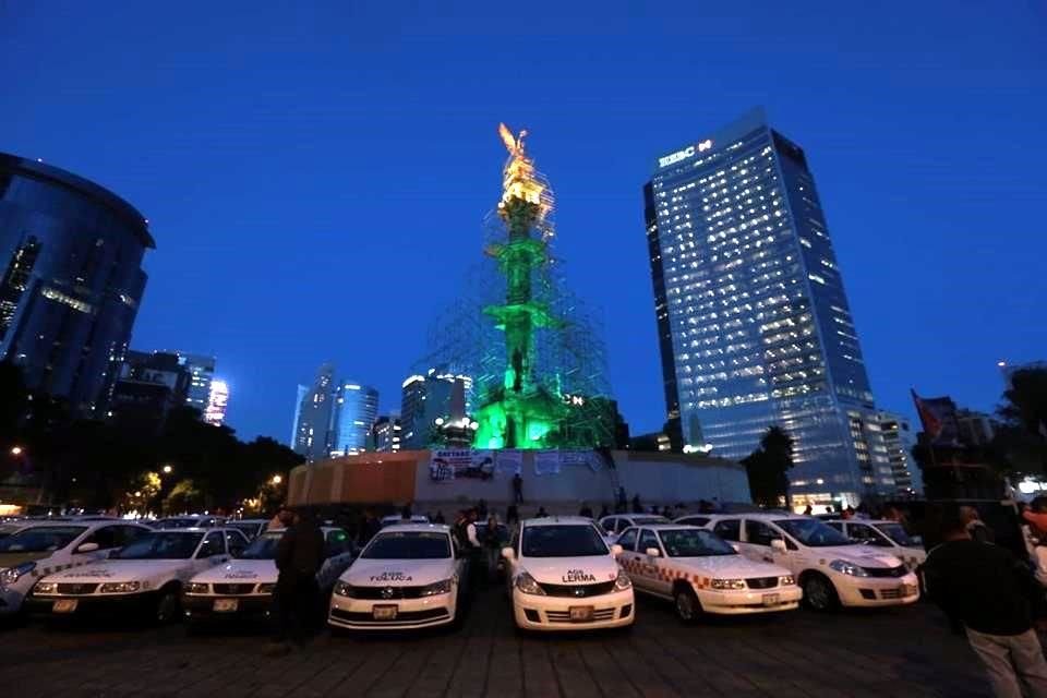 Los taxistas se concentraron en la glorieta del Ángel de la Independencia.