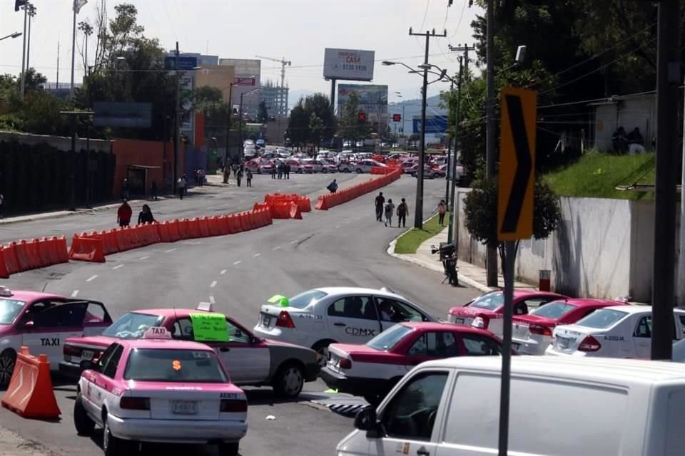 Vialidades de Santa Fe y accesos a la Terminal 1 del AICM son de los más afectados por las protestas de taxistas.