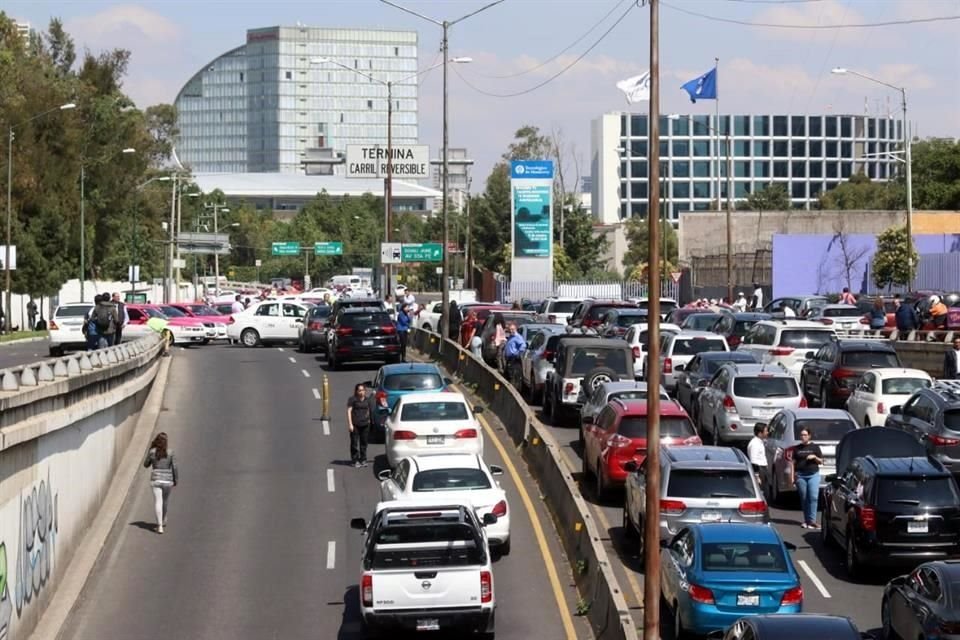 Desde temprano, vialidades en Santa Fe han estado detenidas por protestas, provocando que las personas se trasladen a pie.