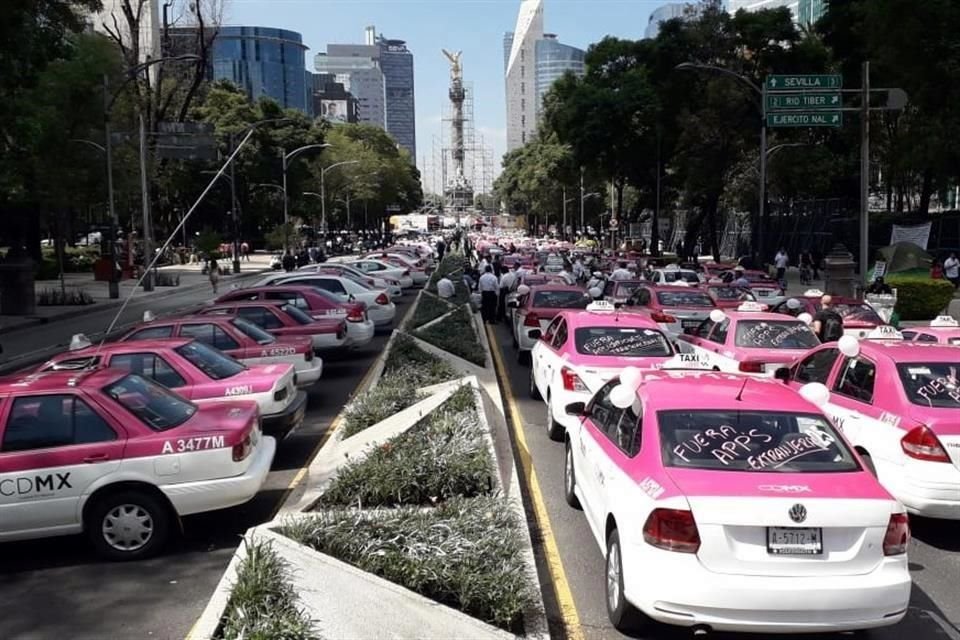 Los contingentes de taxis sobre Paseo de la Reforma.