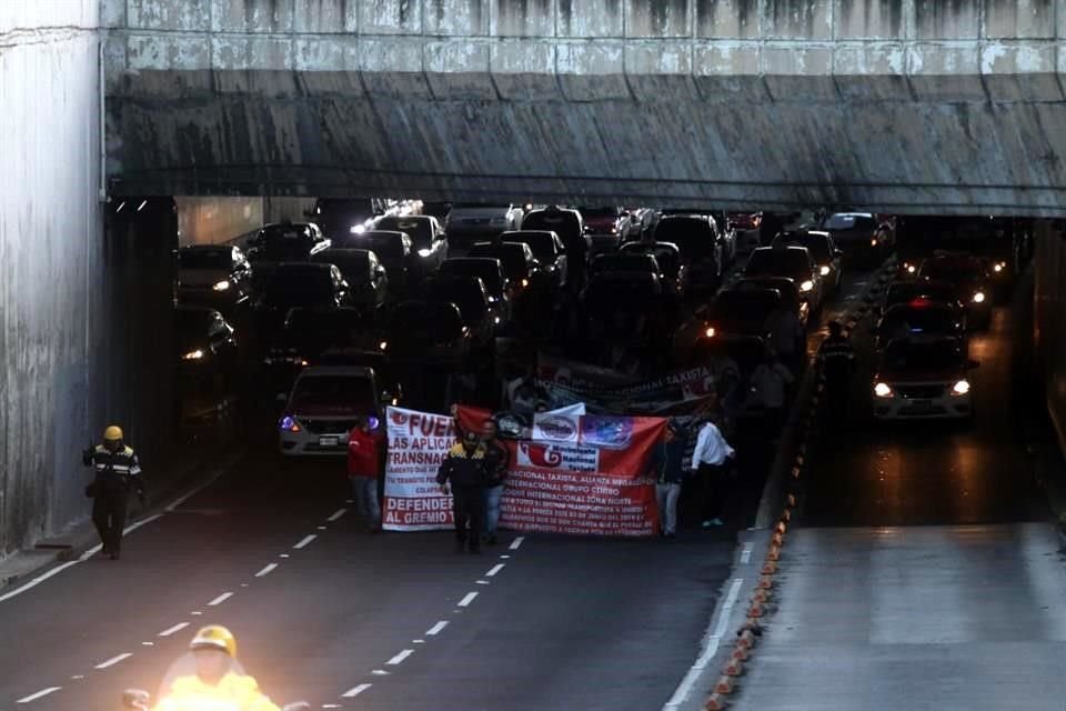 La manifestación avanzó sobre Insurgentes Norte, a la altura de la Raza.