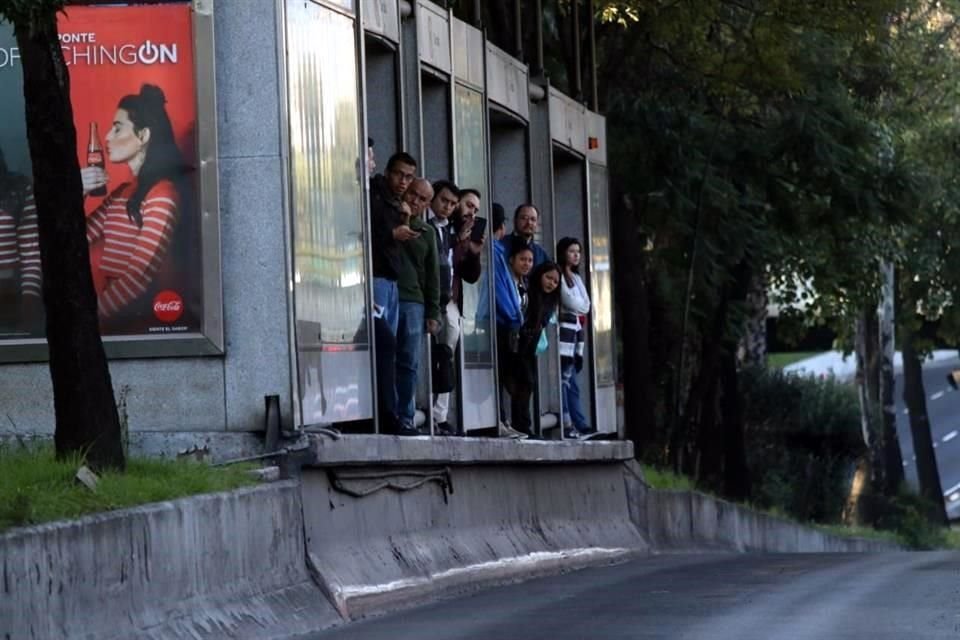 Usuarios del Metrobús padecieron las movilizaciones de los taxistas.