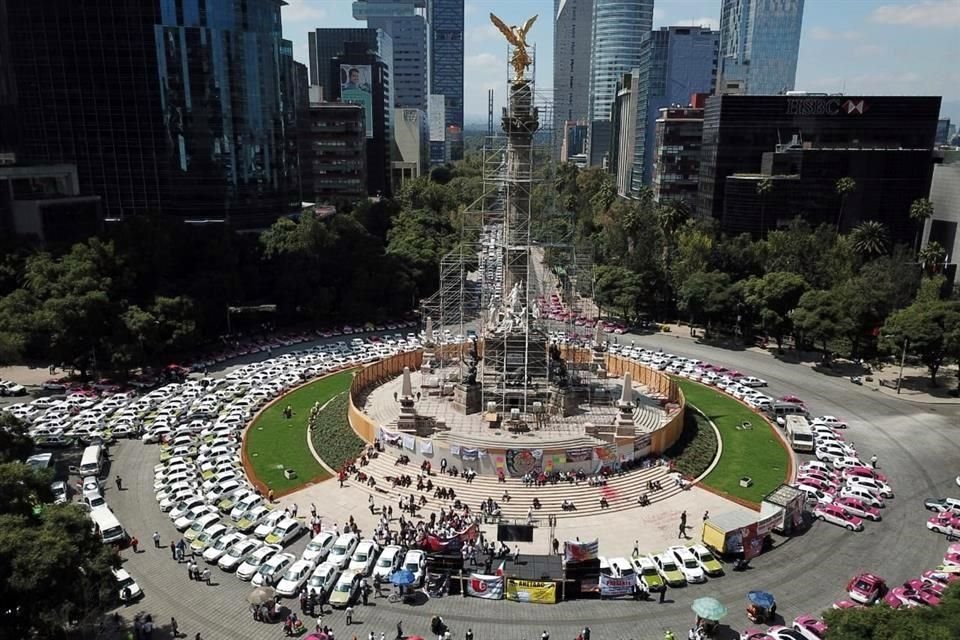 Alrededor del Ángel de la Independencia se reunieron los taxistas.