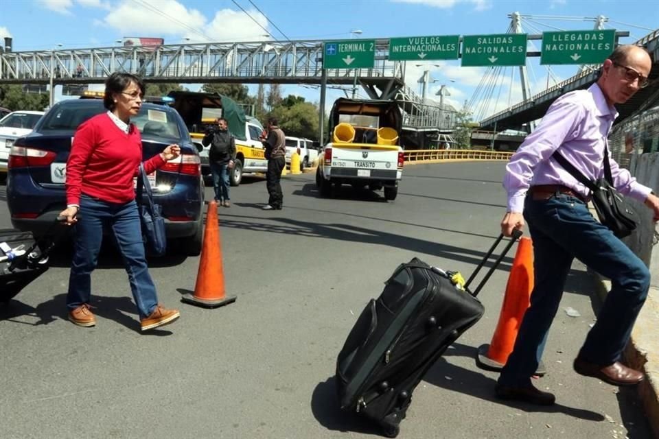 Mientras tanto capitalinos tuvieron que avanzar a pie hacia el Aeropuerto Internacional.