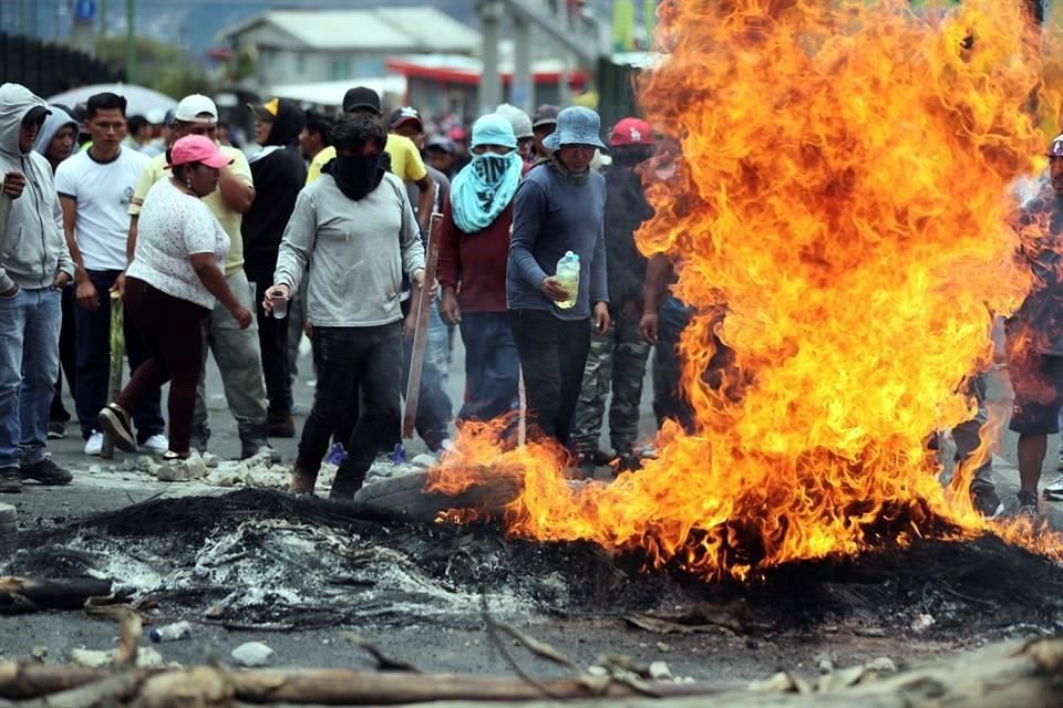 Manifestantes armaron una barricada en Calderón, cerca de Quito.