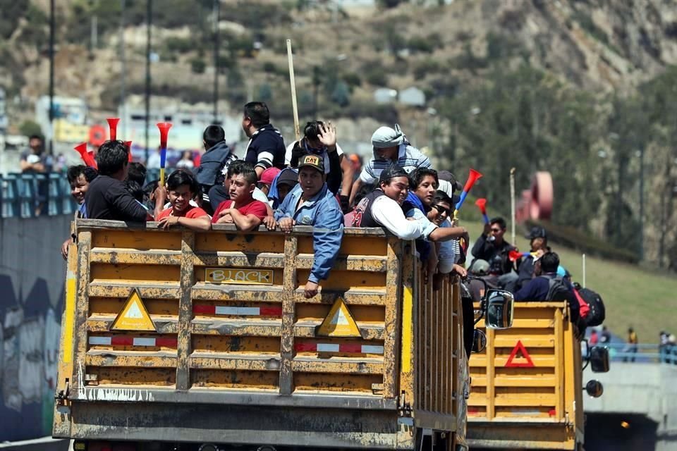 Manifestantes llegaron en camiones a las zonas para bloquear los caminos.