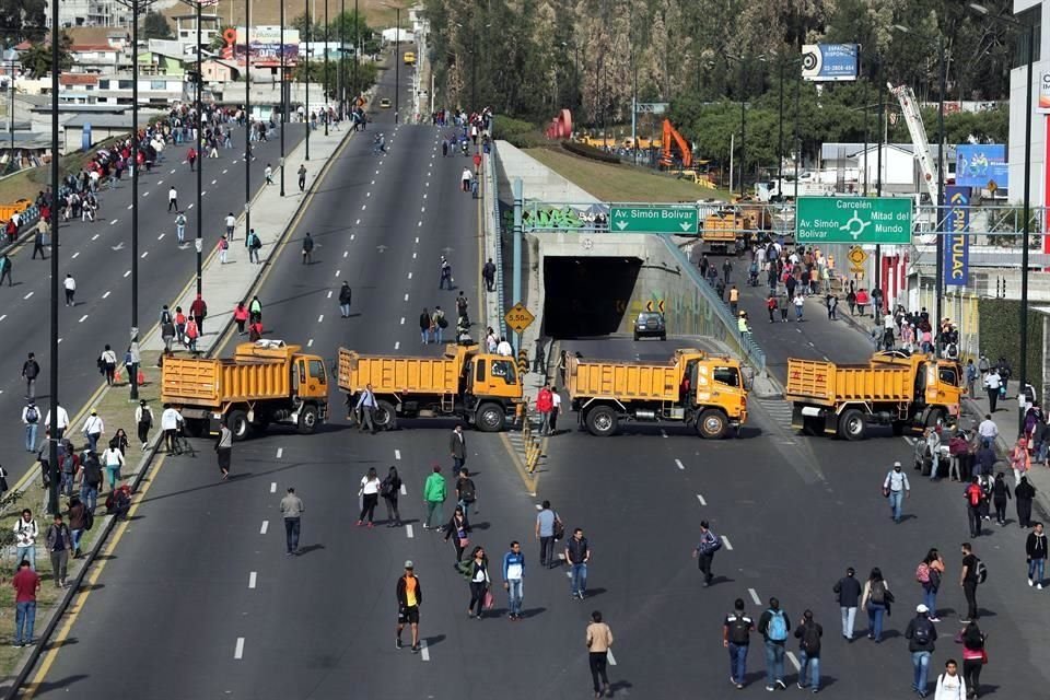 En Carapungo, una carretera fue bloqueada con camiones.