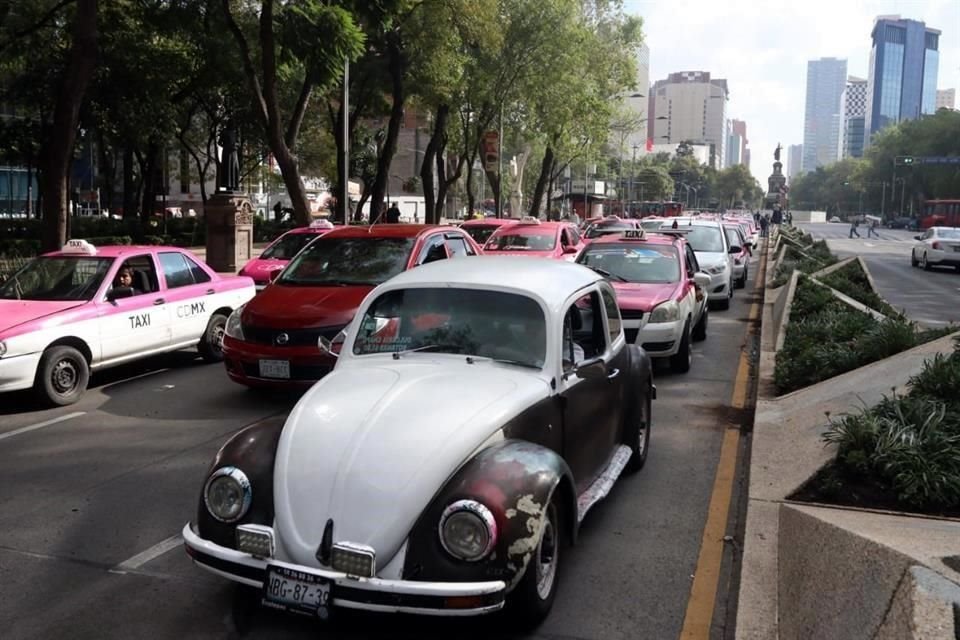 Hasta disfrazados llegaron algunos taxistas a manifestarse.