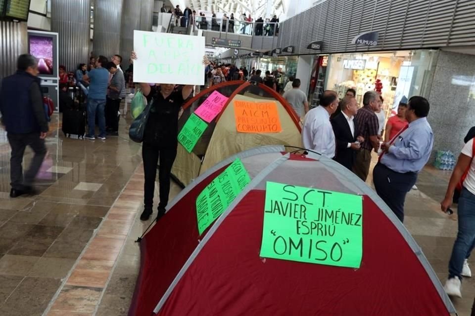 Taxistas instalaron carpas al interior del AICM y declararon plantón permanente, hasta que sus demandas sean atendidas.