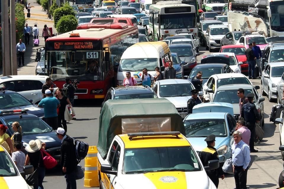 Afectaciones viales por el bloqueo de taxistas en inmediaciones del AICM.