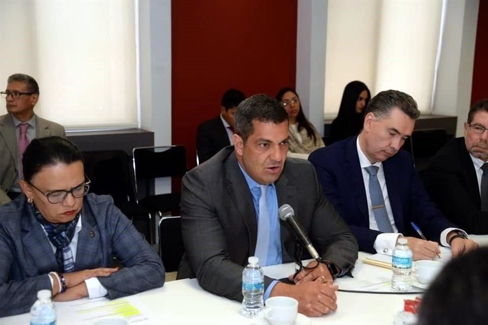 El subsecretario Peralta durante la reunión con dirigentes de taxistas inconformes con las apps de transporte.