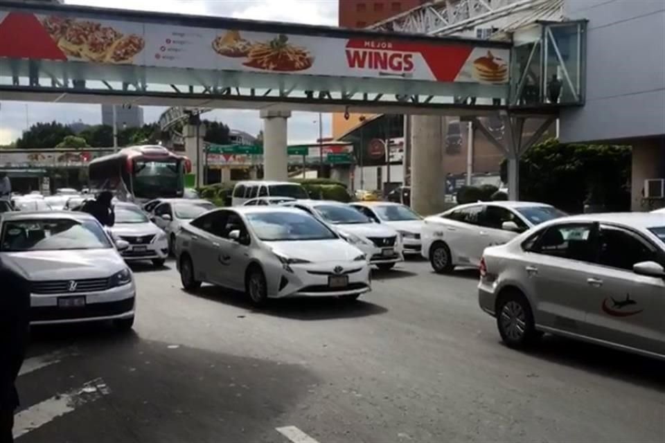 Taxistas que bloquearon alrededor de 5 horas accesos en AICM liberaron las vías y se retiraron también de calles de Santa Fe.