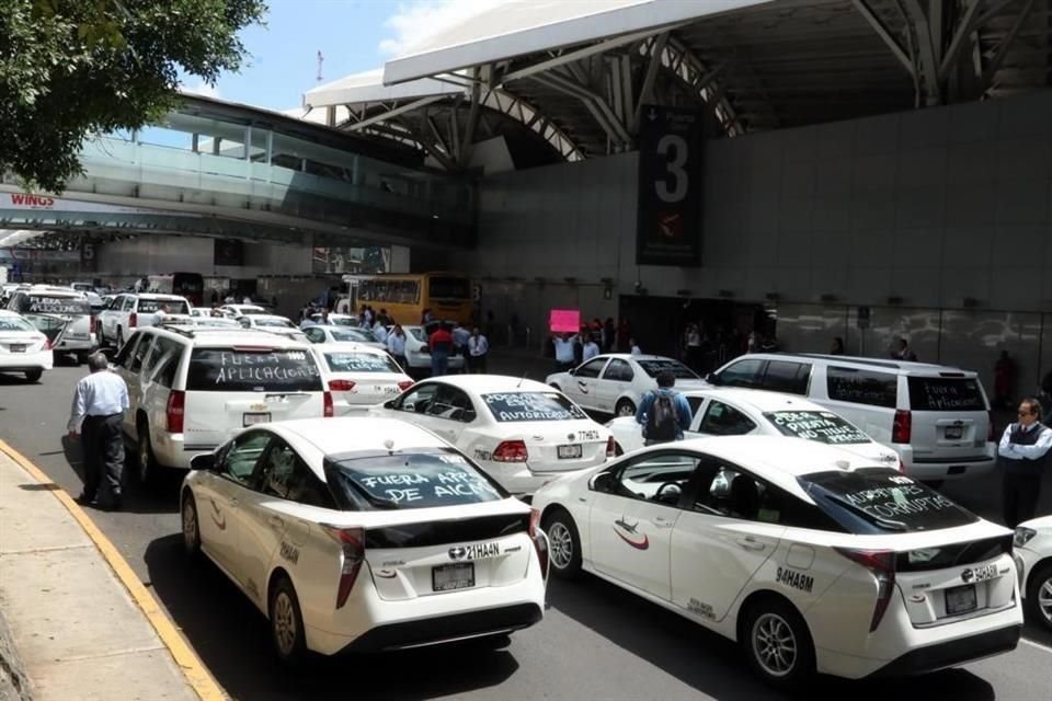 Afuera del Aeropuerto llegaron taxis que pedían terminar con las aplicaciones.