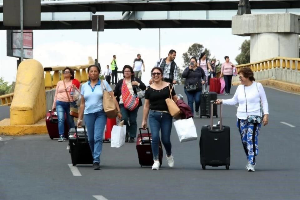 Los viajeros tuvieron que cargar con las maletas hacia el Aeropuerto.