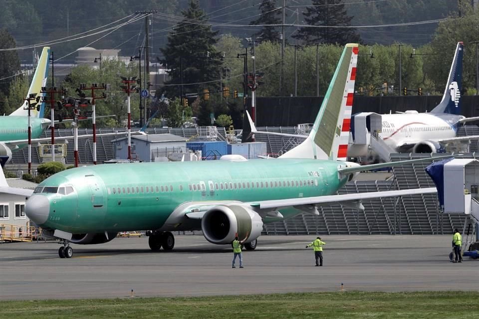 Boeing rediseñó el modo en que los sensores del ángulo de ataque (AoA) interaccionan con el software de control de vuelo (MCAS) en el 737.